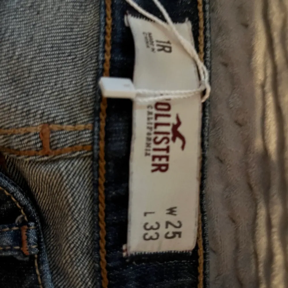 Säljer mina lågmidajde jeans ifrån hollister som är för små på mig. Storlek 25/33💞 köparen står för frakten, 90kr💞. Jeans & Byxor.