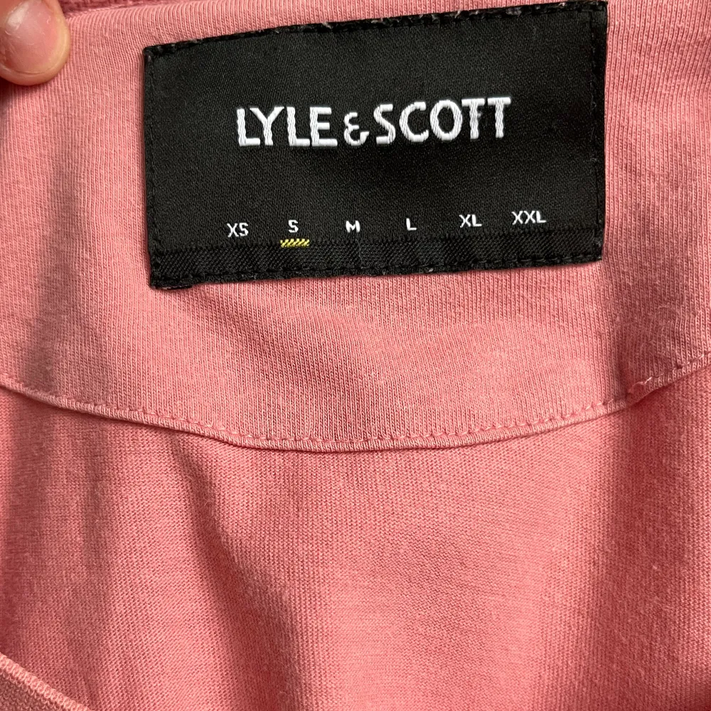 Lyle & scott tröja storlek S men passar på M också. 100kr + frakt. T-shirts.