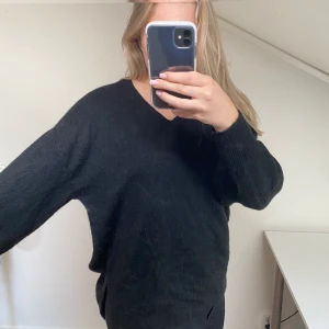 Stickad svart tröja  - Finatickad svart tröja från H&M som är använd ca 3 gånger, den är i väldigt bra skick! 💓
