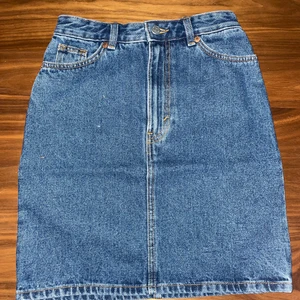 Knälång jeanskjol - - Helt ny, köpte i flera storlekar  - Jättefin på