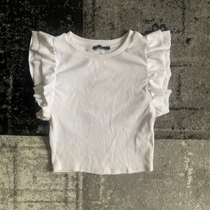 Zara tröja med volang på ärmarna  - Tröjan är i bra skick, jag har endast använt den några gånger men kommer tyvärr inte längre till användning.