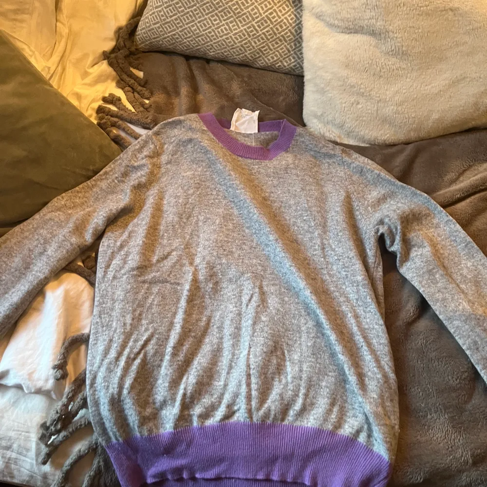 JÖTTE fin tröja från märket OOTD som jag köpte i london❤️ den är i väldigt bra skick och den ser väldigt likt en tröja från from future + är det cashmere. Tröjor & Koftor.