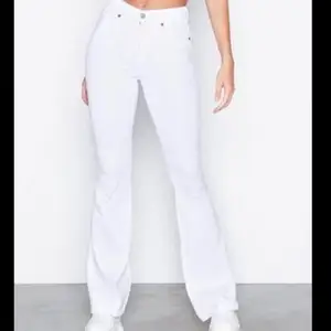 Jättefina vita bootcut jeans i storlek 38. Oanvända, säljer pga råkat köpa i fel storlek.