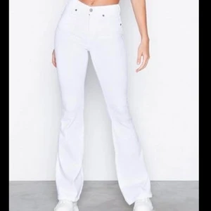 Vita bootcut jeans st 38 - Jättefina vita bootcut jeans i storlek 38. Oanvända, säljer pga råkat köpa i fel storlek.