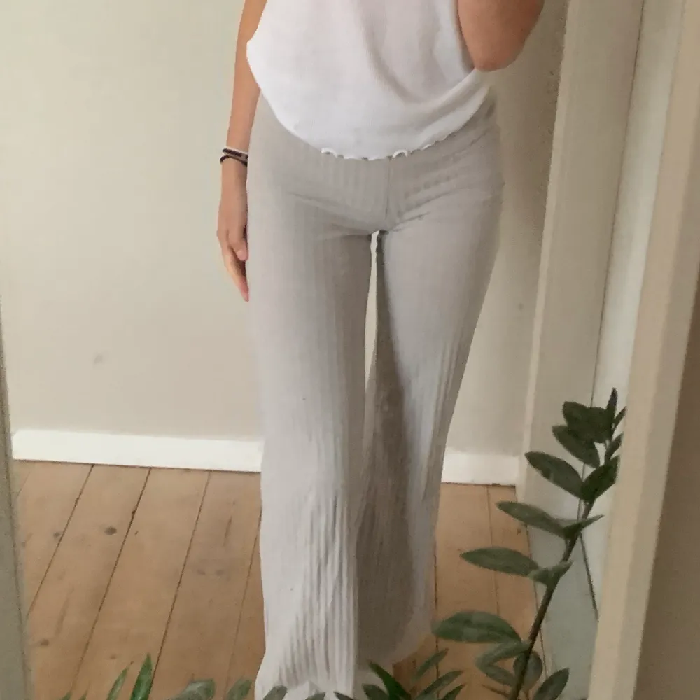 Ett par supersköna grå byxor/ leggings ifrån H&M. Byxorna är highwaist men går att vika ner som jag har gjort på bilderna så blir dom mer midwaist. Storlek XS och perfekt längd på mig som är 158! Nypris 149, frakten ingår i priset 💗💖. Jeans & Byxor.