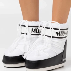 🚫👻vita låga moonboots👻🚫 - säljer mina moonboots i storlek 39/41 säljer då jag köpt nya vinterskor, köptes förra vintern för 1500 och använda en säsong. tecken på använding finns men rengörs självklart innan de skickas! Lånade bilder skriv privat för egna!!! !!ANVÄND EJ KÖP NU!!