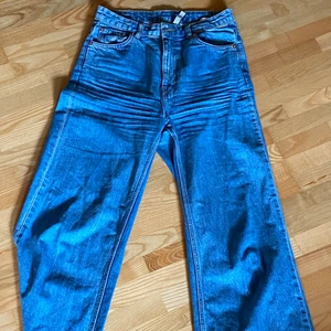 Weekday Jeans - Jättefina jeans från weekday i modellen ”Ace” i en mörkblå tvätt. Jättefint skick!🤍 Storlek W27/L34. Tredje bilden är lånad, och är inte i samma tvätt som jeansen som säljs!  Skriv vid intresse eller fler bilder. Köpare står för frakt.