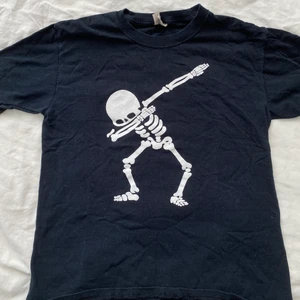 Tshirt - Perfekt höst/halloween tröja! Lite tajtare passform, tror det är en barn L så skulle säga att den sitter som en S kanske XS