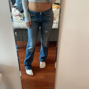 Lågmidjade jeans  - Så coola lågmidjade jeans med coola detaljer! Står some 30? Men passar mig som ofta har 36 och är 166💘