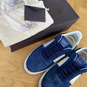 Valentino sneakers - Säljer dessa blåa valentino sneakers med nitar på hälen. Använda mycket så lagom slitna med fortf bra skick. Kartong, kvitto och skopåse medkommer.
