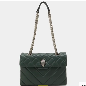 Kurt Geiger väska - Kurt Geiger väska, stora modellen som nu är slutsåld överallt.  Nyskick! Köptes i våras och är endast använd 2-3 gånger. Nypris 2600 på Zalando. Lånade bilder. Tryck ej på köp nu!