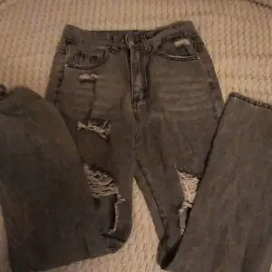 Vanliga jeans som e gråa