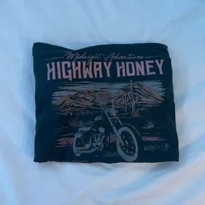  t shirt - En retro t shirt ifrån gina tricot säljer pga att den inte kommer till användning!