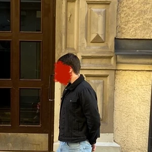 Jeansjacka - En svart jeansjacka från Boohoo i storlek M.🖤