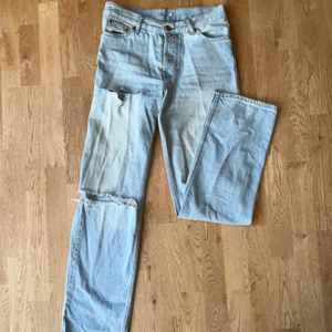 Midrise jeans - Ett par midrise jeans, knappt använda. Storlek 36, passar även 38! Hål på båda knäna och ett upptill. Kommer inte till användning. Frakt tillkommer🌸 tryck inte på ”köp direkt”!!!