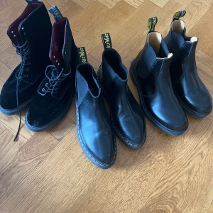 Dr Martens skor  - 1 par dr Martens i sammet 700- 1 par klassiska runda  1000- 1 par lite spetsiga 800- använda 1 gång 