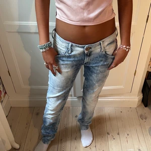 Coola tie dye jeans💎💎 - Spräckliga coola jeans från Replay, supersnygga med någon basic topp💙🤍💙 