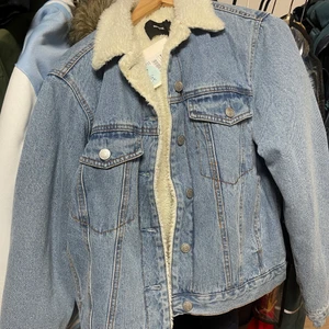 Jeansjacka med foder helt ny - Helt ny jeansjacka som jag fick i present men absolut aldrig använt. Prislappen sitter ännu kvar. Storlek M