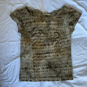 Cool camo t-shirt med ”hål” (man ser inte igenom den) size S