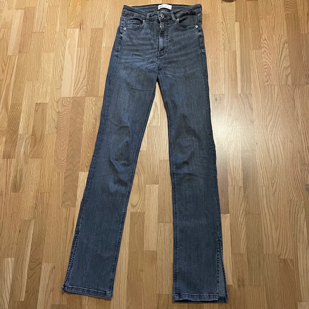 Säljer den här gråa jeansen med slits längst ner från zara. Storlek 36.. Jeans & Byxor.