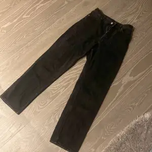 Fina urtvättade svarta högmidjade jeans från monki, kommer inte till användning! Köparen står för frakten 