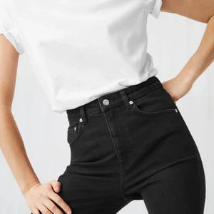 Arket slim Stretch Jeans - Använt ett fåtal gånger, som ny.  Classic 5-pocket jeans made from a blend of 79% organic and 20% recycled cotton, with a touch of elastane for a comfortable stretch. A high-rise, slim fit style. Nypris 790 