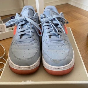Nike airforce  - Nike air force skor i grått! Använda fåtal gånger. Mycket gott skick. Köpare står för frakt💖
