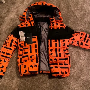 Hugo boss jacka  - Hugo boss jacka i storlek 12/xs andvänd bara tre gånger   Nypris 4500kr   Nu pris 2500kr