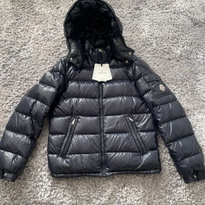 Moncler Maya jacket - Moncler Maya storlek 14Y 164cm Inköpspris 6740kr Skick 9/10 Säljer nu min Moncler Maya. Den är använd en säsong och är i otroligt bra skick. Pris kan diskuteras vid snabb affär. Skickas med box och original tags och är inköpt på Monclers hemsida