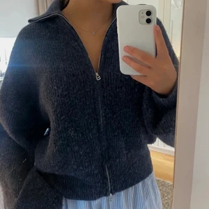 Stickad ziptröja - Lånade bilder! Stickad tröja med dragkedja. Stora armar och jätteskönt material, inte alls stickig. Köpte i vintras men kom nästan aldrig till användning så använd 1 gång, i nysskick. Buda gärna!💓 TRYCK ALDRIG PÅ KÖP DIRKET!