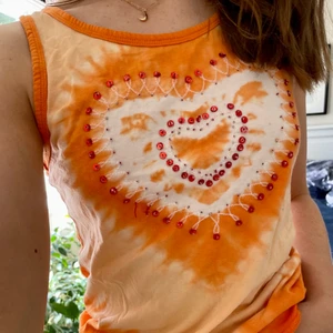 Topp - Superfin topp med rhinestones i jättebra skick! Frakten är 39kr ❤️‍🔥