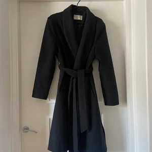 Svart kappa - Säljer min svarta kappa från märket VILA i storlek 38. Slits finns på båda sidor av kappan. Kan skickas!