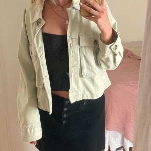 Grön jacka  - Super fin jacka ifrån zara i storlek s!, tycker om den jätte mycket men kommer inte till användning lika ofta som förut, jag är 1,73💕