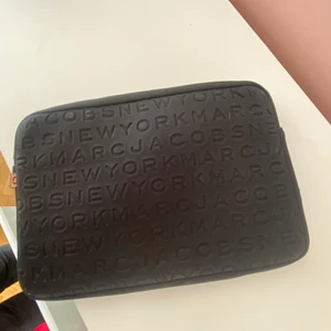 Marc Jacobs datorfodral  - Ett svart datorfodral från Marc Jacobs där min 11 tum dator passar ❤️ som man ser på sista bilden så är dragkedjan trasig men det går att fixa om man lämnar in den ❤️