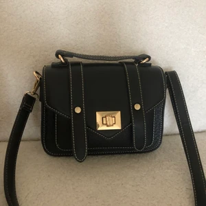 Crossbody bag - En duper snygg crossbody bag med gulddetaljer 🤩  Köparen står för frakten! 📦