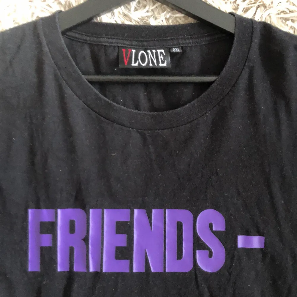 V-Lone Friends T-Shirt  Oversized 3xl Passar bra för L/XL Nypris 1900kr. T-shirts.