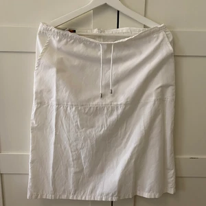 Y2K-inspirerad kjol - Vit kjol med knytband. Har en stor ficka framtill. Dragkedja baktill. Jättecool men får tyvärr ingen användning av den. Storlek 48 men sitter som en S/M🦋