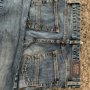 Low waisted straight jeans  - Ett par assnygga lågmidjade jeans som är straight dom är inte bootcut och inte skinnet utan jag skulle säga att dom sitter som Zarah straight jeans. Från IZOD saltvatten och passar mig som är 155. Passar till vilken tröja som helst och är Sthlm stil!!