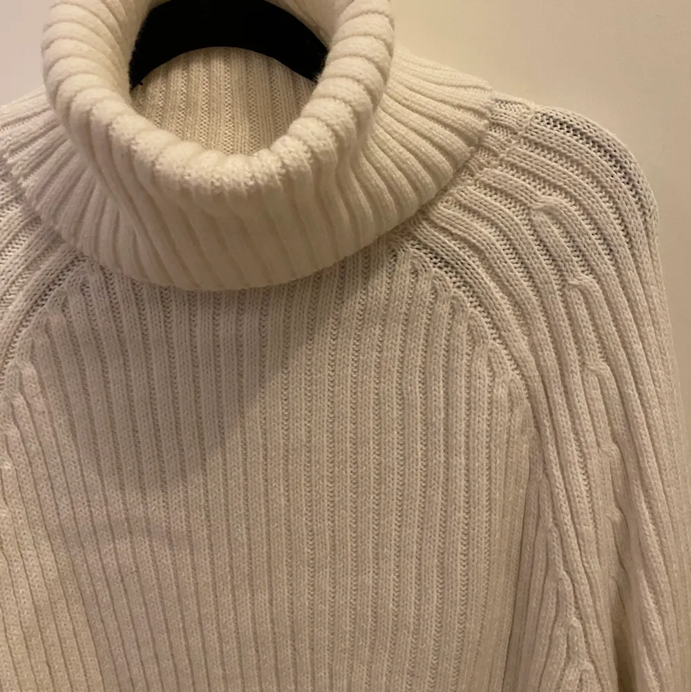 Säljer en tjock vit stickad tröja från H&M. Köpte i januari 2022 men bara använt en gång pga tyckte ej den passade mig. Väldigt mysig tröja i fint skick!. Stickat.