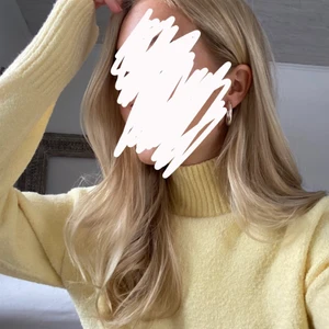 Gul & other stories tröja - Säljer en gul mysig tröja i storlek XS inköpt på & other stories i januari 2021. Tröjan är använd ett fåtal gånger och i fint skick.  Köparen står för frakt.