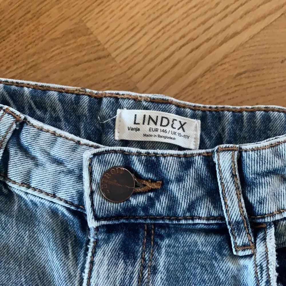 Midwaist jeans ifrån Lindex. Från barn men passar över mig som använder xs eller 32 från vuxen. Storlek 146. Köparen står för frakt.. Jeans & Byxor.