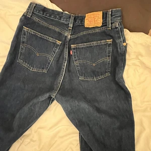 Levi’s byxor storlek m - Mycket fina Levis byxor köpta i sekondhamd, tyvärr för korta för mig som är 176cm