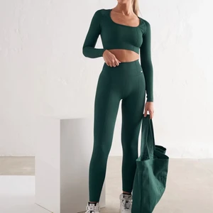 AIMN gymset (svart) - Säljer världens finaste gym-set från aimn i den svarta färgen (långärmad top). Använt 3-4 gånger (endast promenader i skogen) då det är för stort på mig. Nypris: 1150kr. Jag säljer delarna separat för 300kr/del. Hela sättet 450kr. Köparen står för frakt!