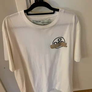 OFF-WHITE T-shirt i Storlek M - Riktigt snygg OFF-WHITE T-shirt (OANVÄND)  Nypris 4000kr!  Säljer för 1000kr! T-shirten är oversize så passar även L. 10/10 i skick. Bara höra av dig vid frågor!