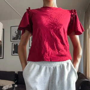 Röd Tshirt med volanger - Strl xs