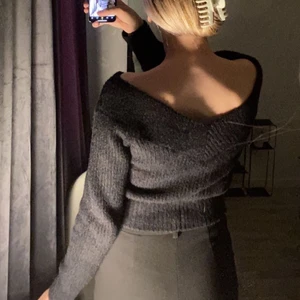 Svart stickad tröja från H&M storlek XS - En svart snygg stickad tröja, inte använt alls mycket så den är i bra skick. Den är v-ringad både fram och bak. Original pris 199kr.