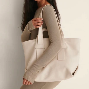 Väska NAKD - Stor och rymlig väska från Nakd. Köpte i vintras men har tyvärr inte kommit till användning och är därför oanvänd. Passar jättebra som skolväska och är enkel att styla. Köpt för 499 kr.