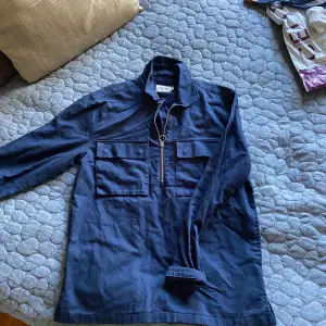 Overshirt från East west. Bra skick knappt andvänt. Storlek M.  Köpt för 1000 kr säljer för 500