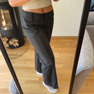 Lågmidjade kostymbyxor i storlek 40 - Lågmidjade byxor i storlek 40. Jag har vanligtvis 38 så hade sagt att dem är mer som storlek 38.