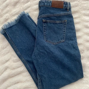 Nakd jeans - Ett par jeans från nakd i strl 40 Ganska små i storleken då de nästan passar på mig som vanligt vis har strl 38 🤍 OBS köparen står för frakten